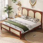 Letto a piattaforma in legno con testiera e pediera in rattan, con gambe di supporto