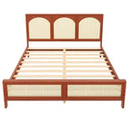 Letto a piattaforma in legno con testiera e pediera in rattan, con gambe di supporto