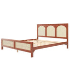 Letto a piattaforma in legno con testiera e pediera in rattan, con gambe di supporto