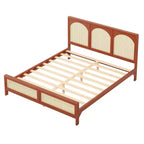 Letto a piattaforma in legno con testiera e pediera in rattan, con gambe di supporto