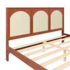Letto a piattaforma in legno con testiera e pediera in rattan, con gambe di supporto