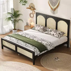 Letto a piattaforma in legno con testiera e pediera in rattan, con gambe di supporto