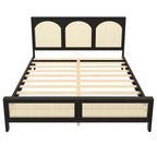 Letto a piattaforma in legno con testiera e pediera in rattan, con gambe di supporto