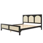 Letto a piattaforma in legno con testiera e pediera in rattan, con gambe di supporto