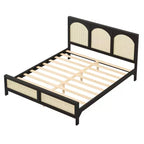 Letto a piattaforma in legno con testiera e pediera in rattan, con gambe di supporto