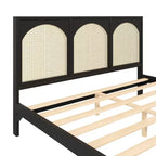 Letto a piattaforma in legno con testiera e pediera in rattan, con gambe di supporto