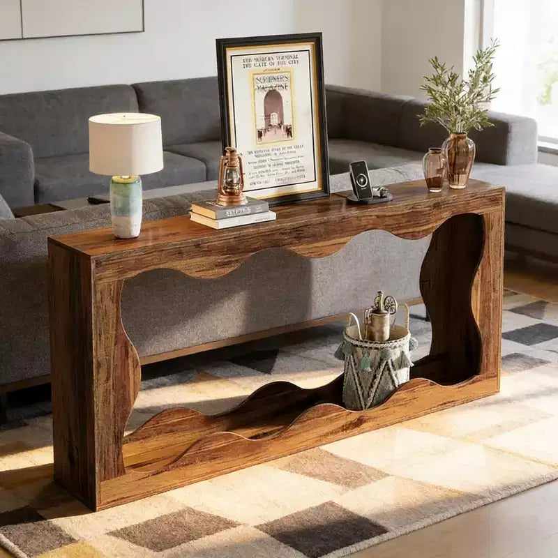 Tavolino in legno con design ondulato e 2 ripiani portaoggetti